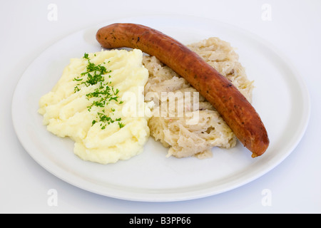 Una Cracovia insaccato su crauti, purea potatoe Foto Stock