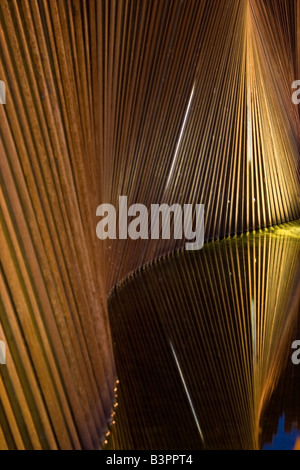 Arte muro realizzato dal treno via rotaie a Tanner Springs Park, Portland, Oregon, Stati Uniti d'America Foto Stock