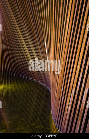 Arte muro realizzato dal treno via rotaie a Tanner Springs Park, Portland, Oregon, Stati Uniti d'America Foto Stock