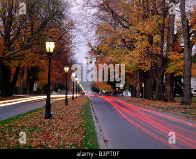 Lampade a GAS LINEA STRADA PRINCIPALE al crepuscolo, la sfocatura delle luci dal traffico passante, WELLSBORO PENNSYLVANIA, STATI UNITI D'AMERICA Foto Stock