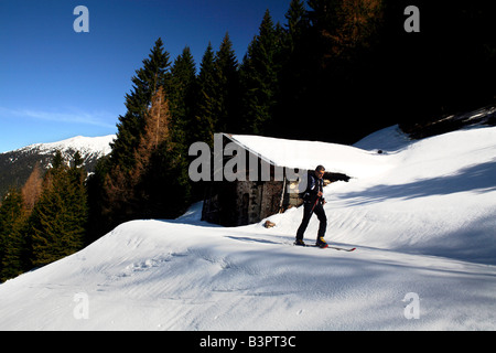 Sci di discesa, Valle dei Mocheni, Trentino Alto Adige, Italia Foto Stock