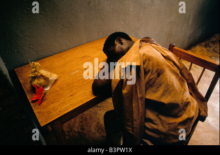 Il Burundi lotte etniche", nov 1993. Abitante a rifugiarsi nella clinica di alcuni padri cattolica vicino a Busoni Foto Stock