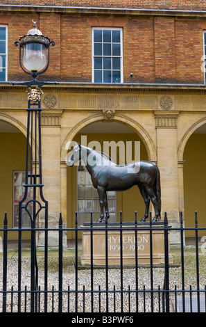 Statua di delle corse ippiche Hyperion, Jockey Club, Newmarket, Suffolk, Inghilterra Foto Stock