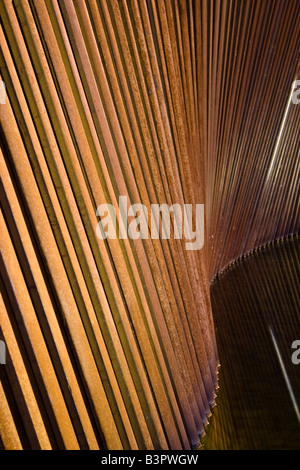 Arte muro realizzato dal treno via rotaie a Tanner Springs Park, Portland, Oregon, Stati Uniti d'America Foto Stock