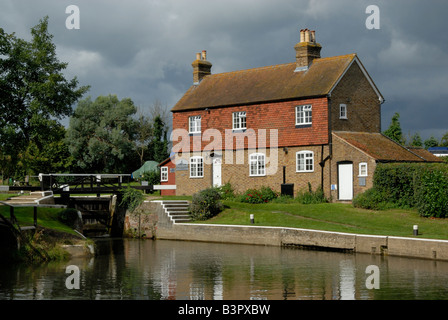 Bloccare il detentore's cottage a Stoke serratura, fiume Wey Navigazione, appena al di fuori di Guildford, Surrey, Inghilterra Foto Stock