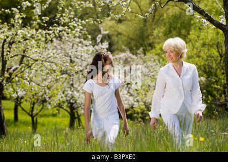 Germania, Baden Württemberg, Tübingen, la nonna e la nipote (12) passeggiate attraverso prati Foto Stock