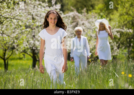 Germania, Baden Württemberg, Tübingen, famiglia passeggiate attraverso prati Foto Stock