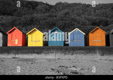 Linea di spiaggia capanne illuminata vivamente la mattina presto dalla sun. Immagine modificata per l'impatto utilizzando la colorazione selettiva. Foto Stock