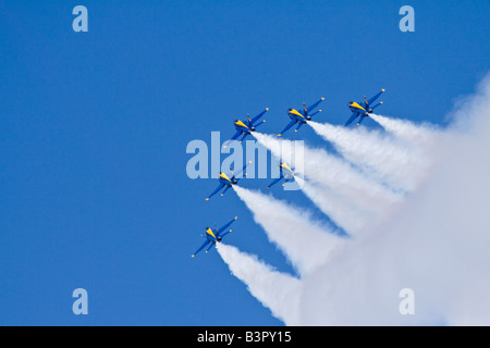 Sei Navy Blue Angels F/A-18 calabroni volare in formazione con fumo su sopra il tasto Airshow di banca a Seattle, Washington. Foto Stock