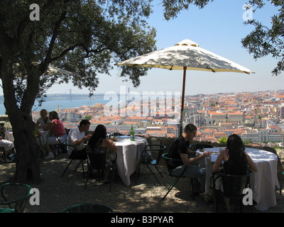 Mangiare Fuori Casa do Leão sui bastioni di San Giorgio Il Castello, con vedute panoramiche sul quartiere Baixa di Lisbona, Portogallo, Europa Foto Stock