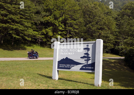 Un motociclo fino l ingresso del Blue Ridge Parkway a US 19, Haywood e Jackson County line, Carolina del Nord Foto Stock