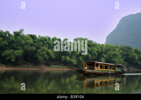 Crociera in barca lungo il fiume Mingjiang nel sud della Cina di Guangxi Zhuang Regione Autonoma Foto Stock