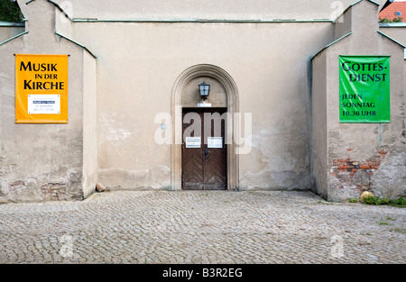 Una chiesa porta a Berlino Germania Foto Stock