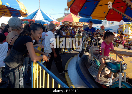 I visitatori di Astroland a Coney Island celebrare la fine dell'estate il giorno della festa del lavoro Foto Stock