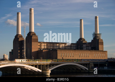 Treno che viaggia su Grosvenor Bridge da Battersea Power Station dal Chelsea Embankment London Foto Stock