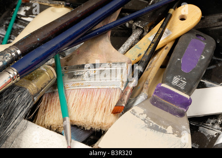 Selezione di un artista pennelli per dipingere nel vassoio Foto Stock