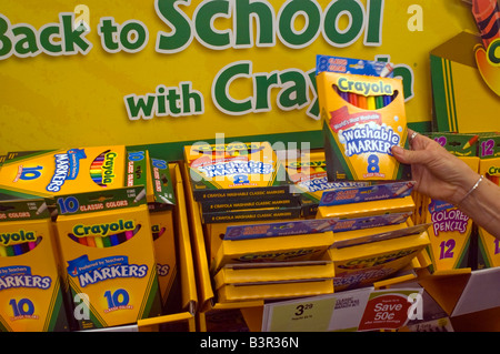 Si torna a scuola i materiali di consumo sono visti in un negozio i punti metallici nel quartiere di Chelsea di New York Foto Stock