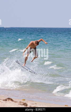 Skimboarder tergi, Fort Lauderdale, Florida, Stati Uniti d'America Foto Stock