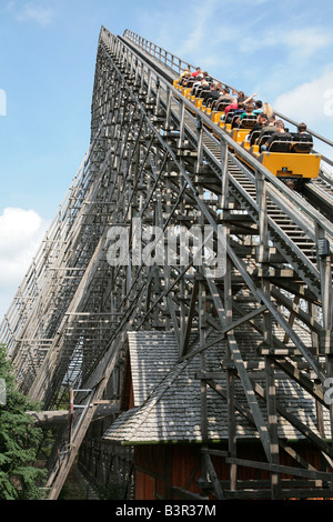 Montagne russe in legno a Heide Park Soltau Germania Größte Holz Achterbahn der Welt Heide Park Soltau Foto Stock