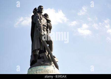 La statua del soldato sovietico tenendo un bambino Foto Stock