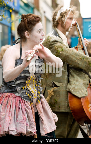 Gaelforce Arts Festival di teatro di strada due musicisti di suonare in Dumfries centro città di Dumfries e Galloway Scotland Regno Unito Foto Stock