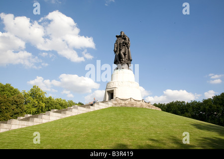 La statua del soldato sovietico tenendo un bambino Foto Stock