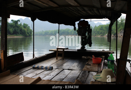 Barca sul fiume Mingjiang nel sud della Cina di Guangxi Zhuang Regione Autonoma Foto Stock