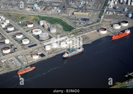 Le petroliere che lo scarico sul Fiume Tees, dall'aria, Teeside, nell Inghilterra del Nord Foto Stock