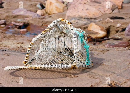 Lobster Pot lavato fino sulla spiaggia Slaggan in Scozia Foto Stock