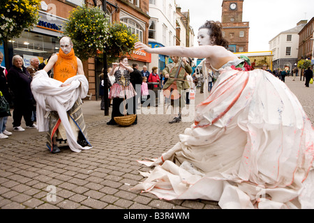 Gaelforce Arts Festival Oceanall rispetto all'esecuzione di teatro di strada in Dumfries town centre Scozia UK Foto Stock