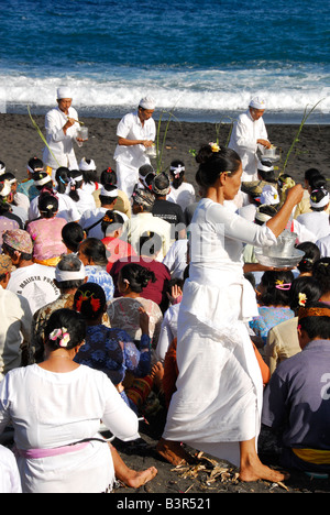 Cerimonia di cremazione /rituale finale, kusamba spiaggia , bali , Repubblica di Indonesia Foto Stock