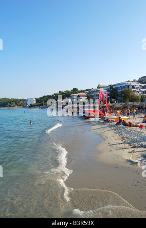 Vista sulla spiaggia al tramonto, Kallithea, penisola Kassandra, Calcidica, Macedonia centrale, Grecia Foto Stock