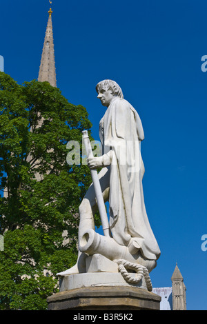 Statua di Lord Nelson e Cattedrale guglia, Norwich, Norfolk, Inghilterra Foto Stock