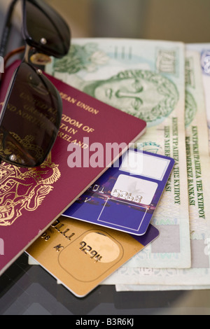 Occhiali da sole passaporto le carte di credito e di sterline cipriote pronto per le vacanze Foto Stock