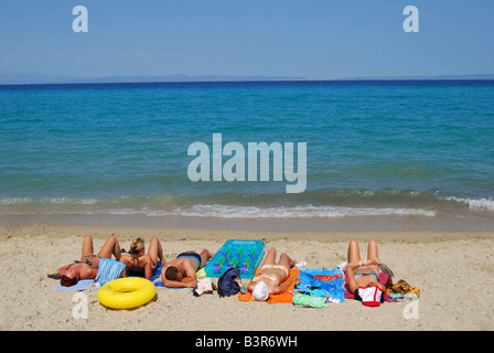 Gruppo sulla spiaggia, Polychrono, penisola Kassandra, Calcidica, Macedonia centrale, Grecia Foto Stock