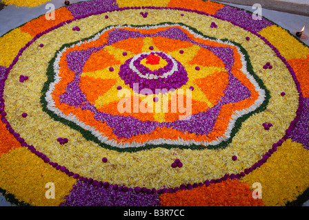 Arte floreale (Pookklalam) del Kerala, India Foto Stock