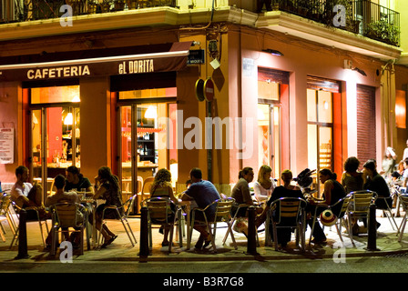 Persone seduto fuori da un bar El Dorita in El Carmen quartiere di Valencia Spagna Foto Stock