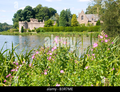 Una vista sul lago a Newstead Abbey nel Nottinghamshire, England Regno Unito Foto Stock