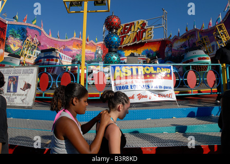 I visitatori di Astroland a Coney Island celebrare la fine dell'estate il giorno della festa del lavoro Foto Stock