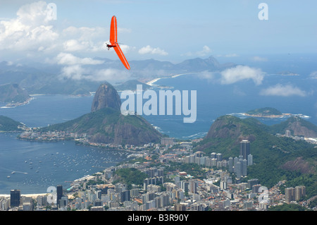 Una veduta aerea di un deltaplano su Rio De Janeiro con Sugarloaf mountain, l'area di Botafogo e Baia Guanabara predominante. Foto Stock
