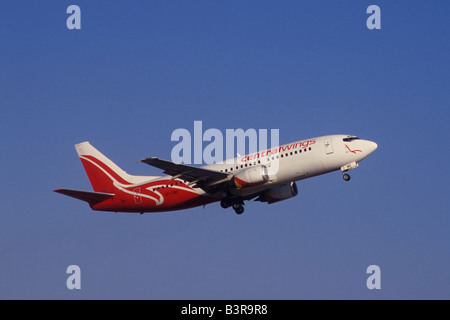 Centralwings Boeing 737-36N aeromobili ( reg. SP-LMD ) sul decollo dall'aeroporto di Palma de Mallorca, Isole Baleari, Spagna. Foto Stock