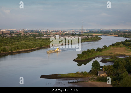 Glasgow vista dello skyline di oriente da Erskine Bridge a Clydebank sulla sinistra e Erskine sulla destra, lungo il fiume Clyde Scozia Scotland Foto Stock