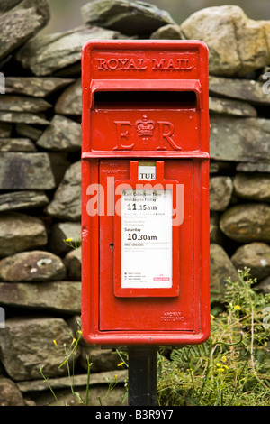 Tradizionale in rosso Royal Mail post letter box e pietre a secco parete in Inghilterra rurale REGNO UNITO Foto Stock