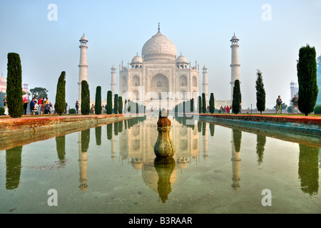 Vista panoramica del Taj Mahal di sunrise Agra Uttar Pradesh, India Foto Stock