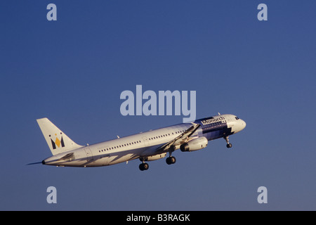 La Monarch Airlines Airbus A321-231 aeromobile Reg. G-OZBR sul decollo dall'aeroporto di Palma de Mallorca. Foto Stock