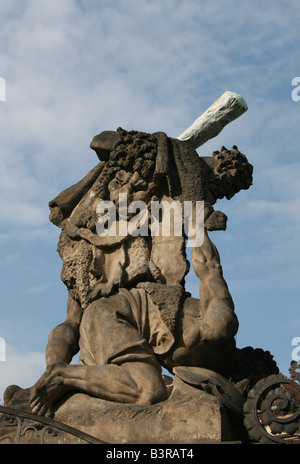 Ignaz Platzer's combattendo titan statua sul pilastro di ingresso al castello di Praga, Giugno 2008 Foto Stock