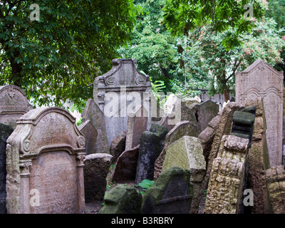 Il vecchio cimitero ebraico nel ghetto di Praga Repubblica Ceca Foto Stock