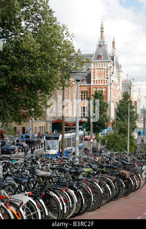 Le biciclette parcheggiate vicino alla Stazione Ferroviaria Centrale di Amsterdam, Paesi Bassi Foto Stock