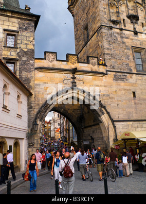 Il west gate per il Ponte Carlo a Praga Repubblica Ceca Foto Stock