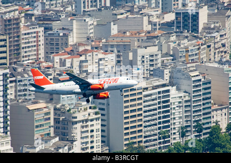 Compressi in prospettiva di un piano su Rio de Janeiro in arrivo ad atterrare all'aeroporto nazionale di Santos Dumont. Foto Stock